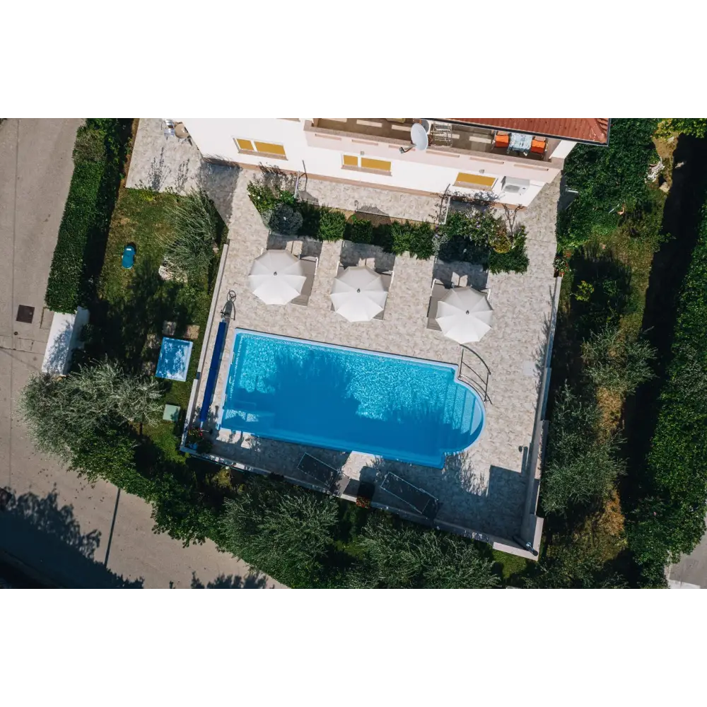 Glasfiberpool Barbados 9,40m x 3,70m x 1,50m med rektangulär blå pool